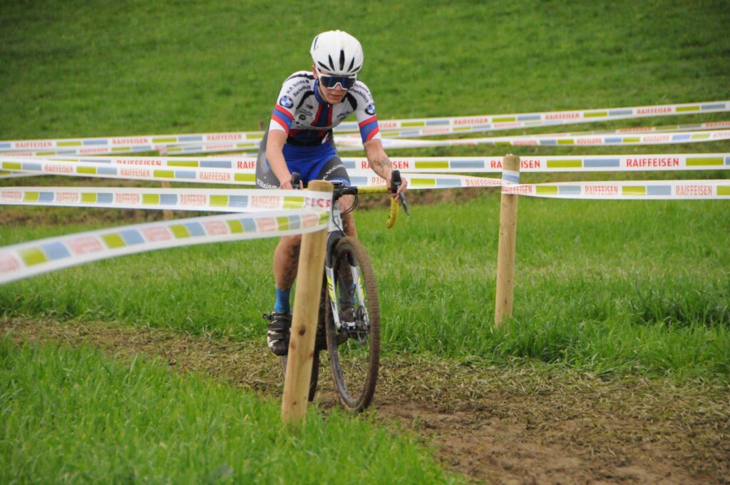 Eine Velofahrerin überquert den Parcour.