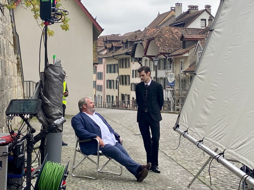 Während der Pause unterhalten sich die beiden Schauspieler.