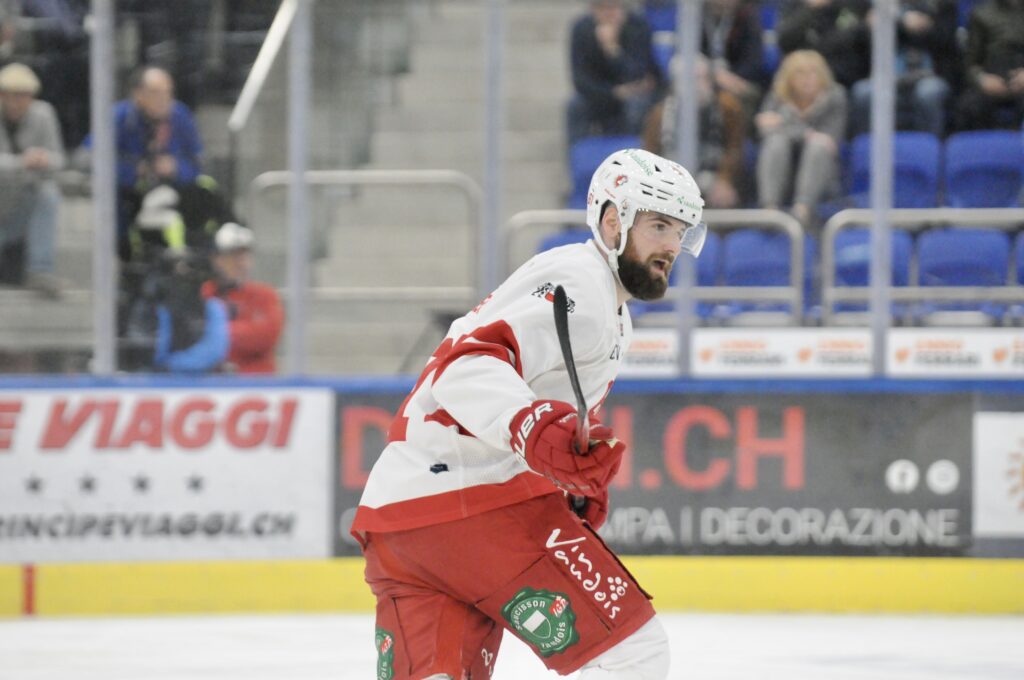 Ein Eishockeyspieler flitzt während dem Spiel über das Eis.